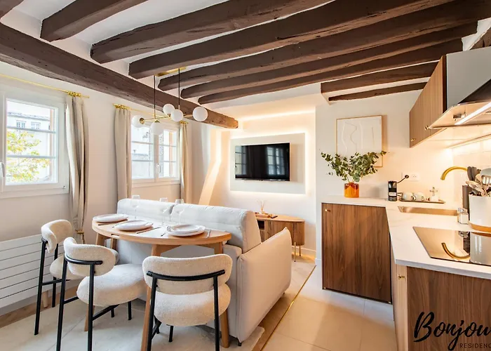 Super Central - Marais Luxury One-Bedroom - Free Parking