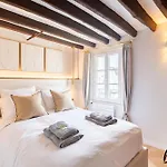 Super Central Designer One-Bedroom - Marais - Free Parking