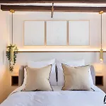 Super Central Designer One-Bedroom - Marais - Free Parking