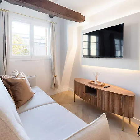 Super Designer One-bedroom - Marais - Free Parking Apartment *