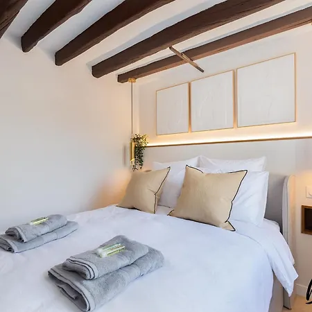 Super Designer One-bedroom - Marais - Free Parking Apartment Paris