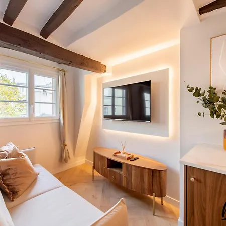 Super Designer One-bedroom - Marais - Free Parking Apartment *