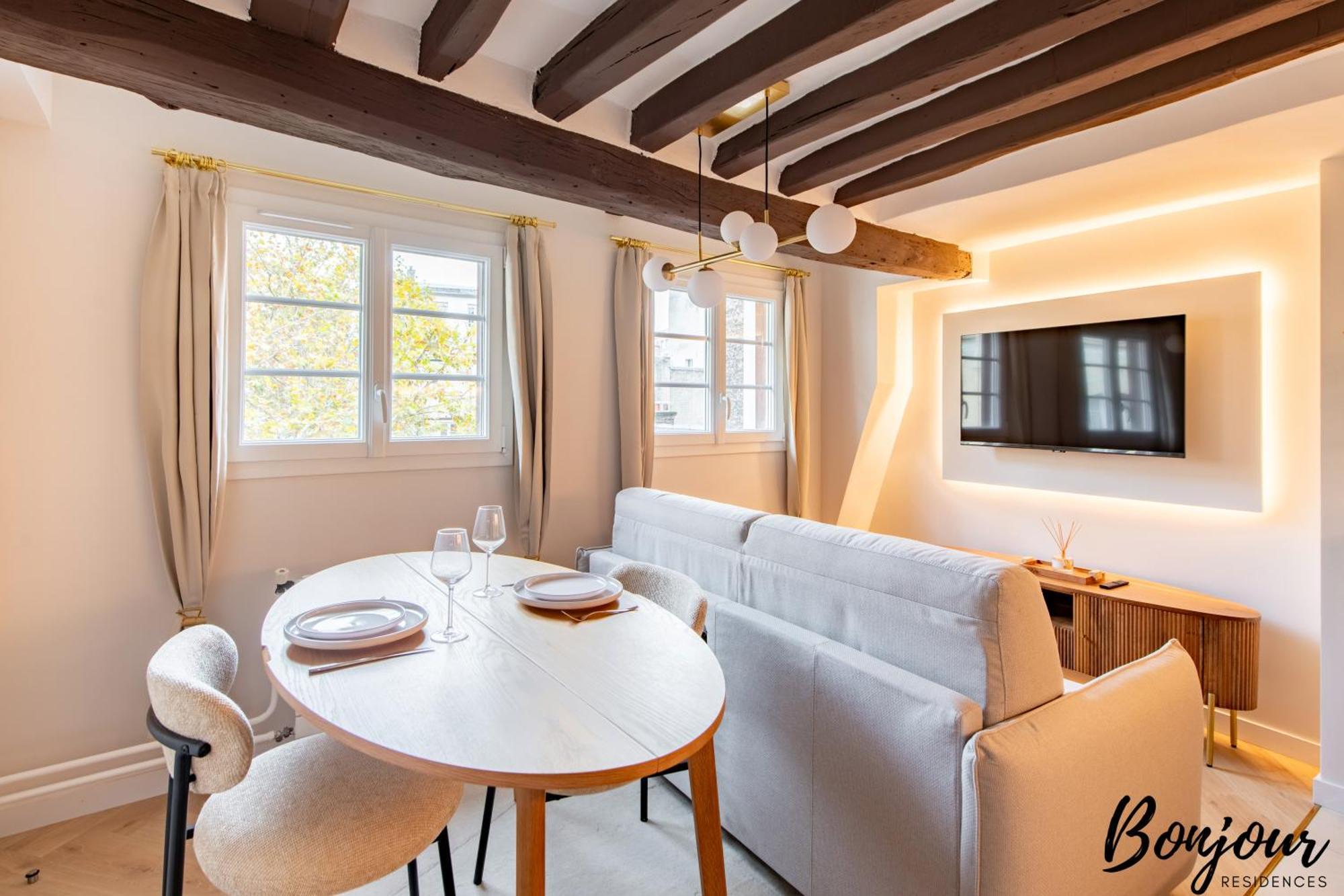 Super - Marais Luxury One-bedroom - Free Parking Apartment
